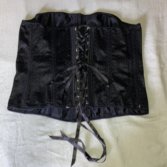 Intimates Pennington Woman’s Black Corset - Picture 2 of 10